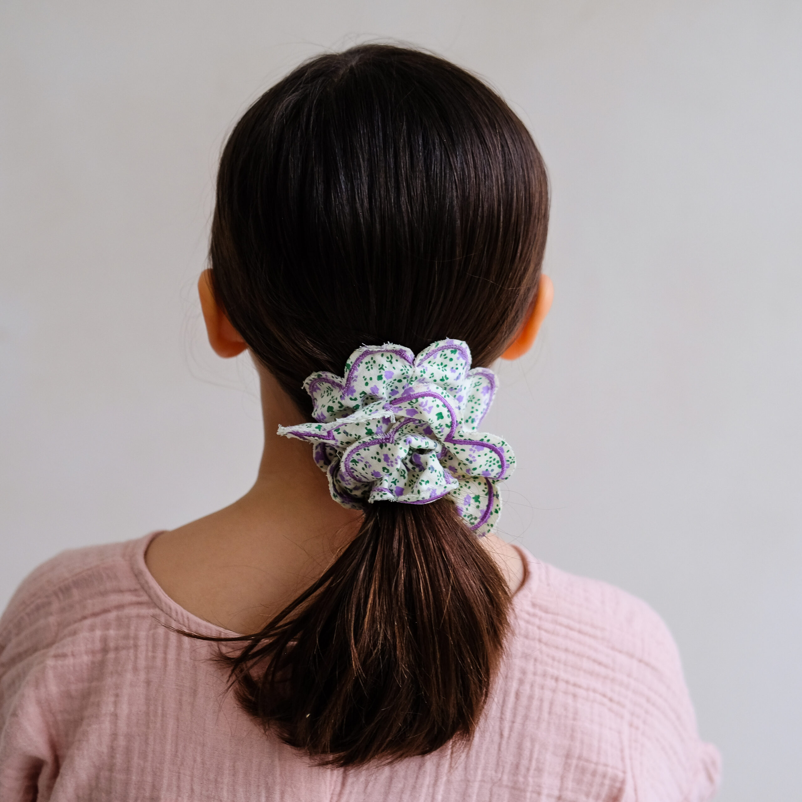182028 40 SCALLOPED FLORAL SCRUNCHIE
