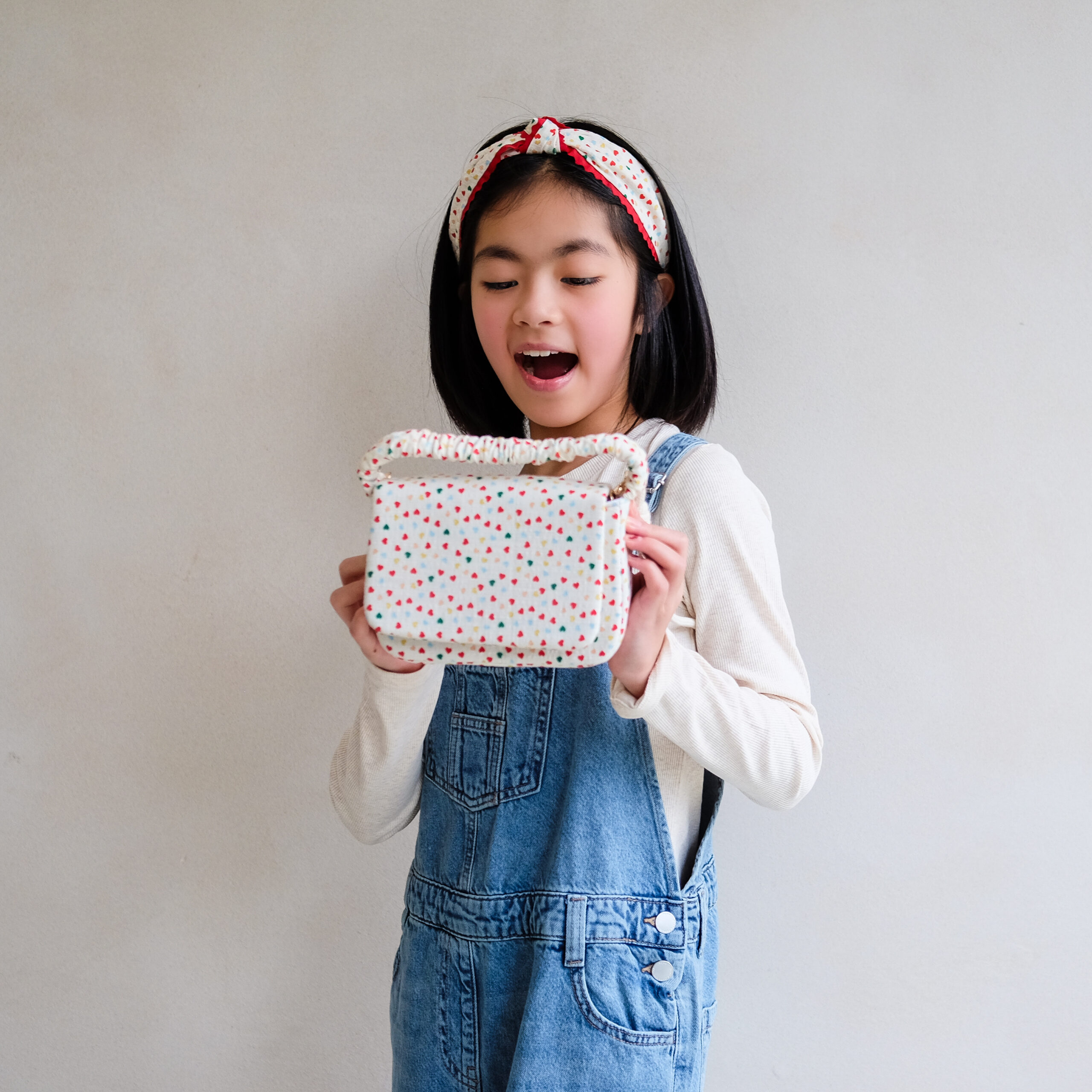 182082 32 HEART PRINT KNOTTED ALICE & 183013 32 HEART PRINT TOP HANDLE BAG