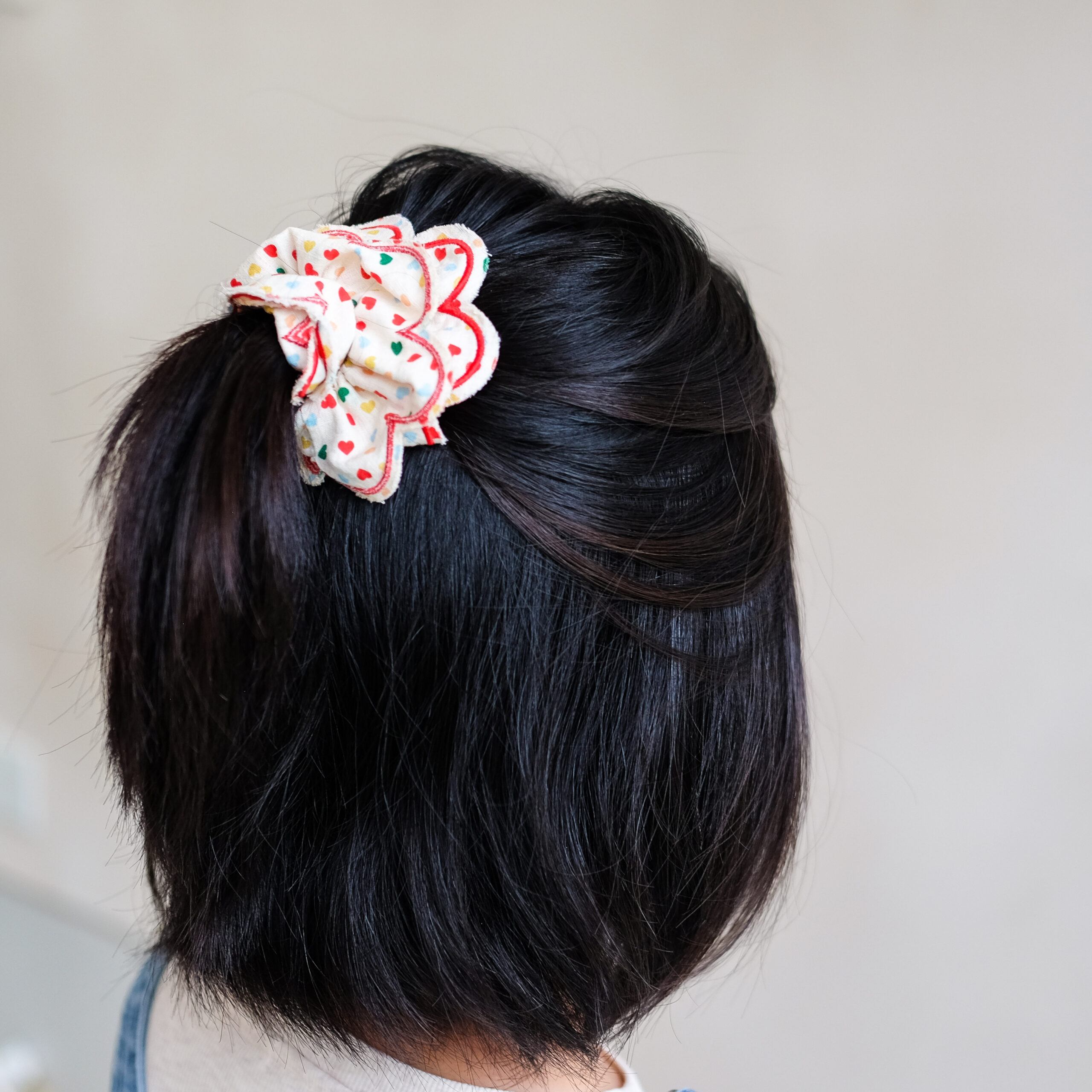 182083 32 HEART PRINT SCALLOPED SCRUNCHIE copia
