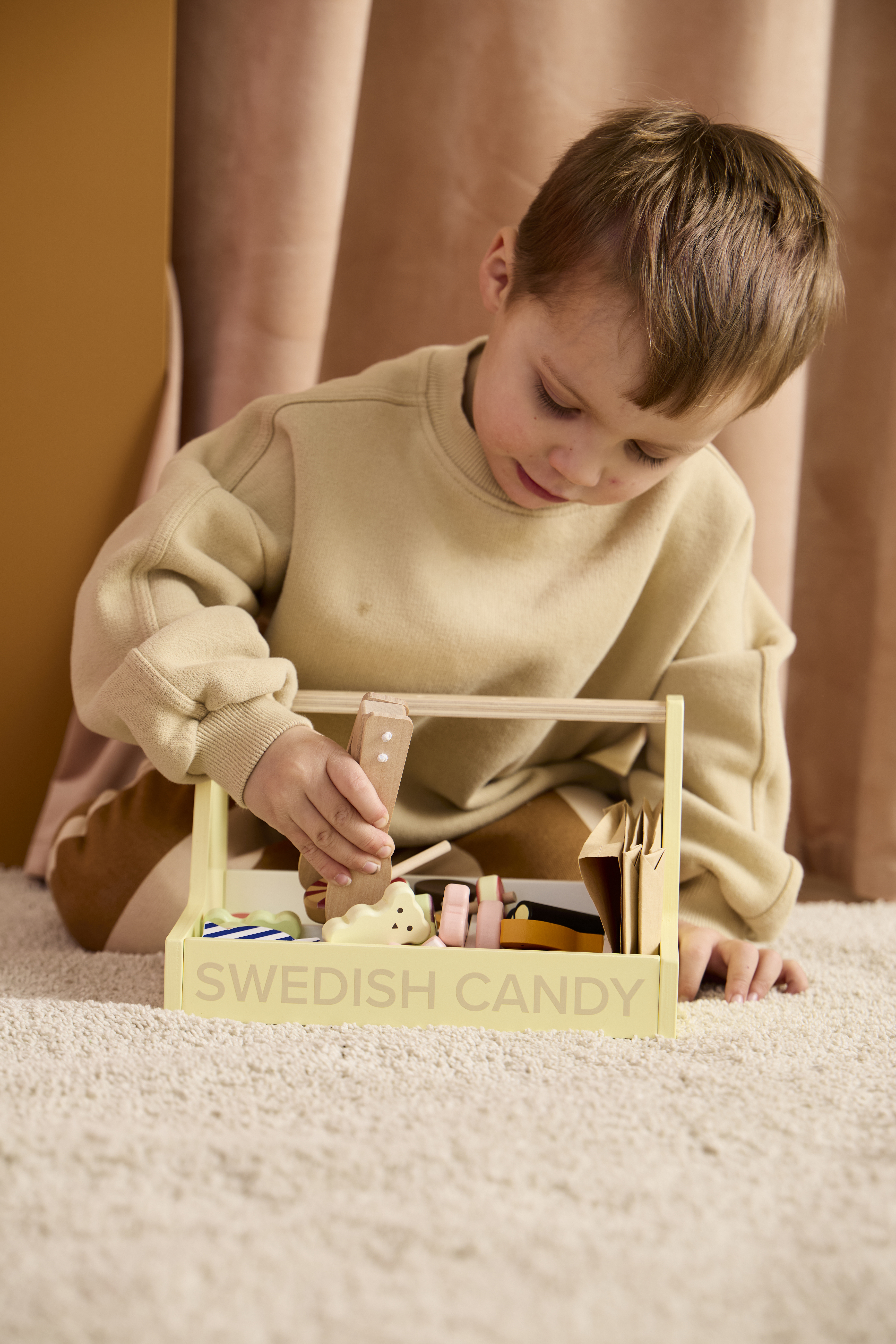 1000996 Swedish candy shop KIDS HUB EWM 16 AW25