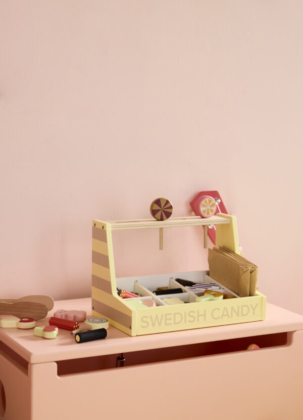 1000996 Swedish candy shop KIDS HUB E 13 AW25