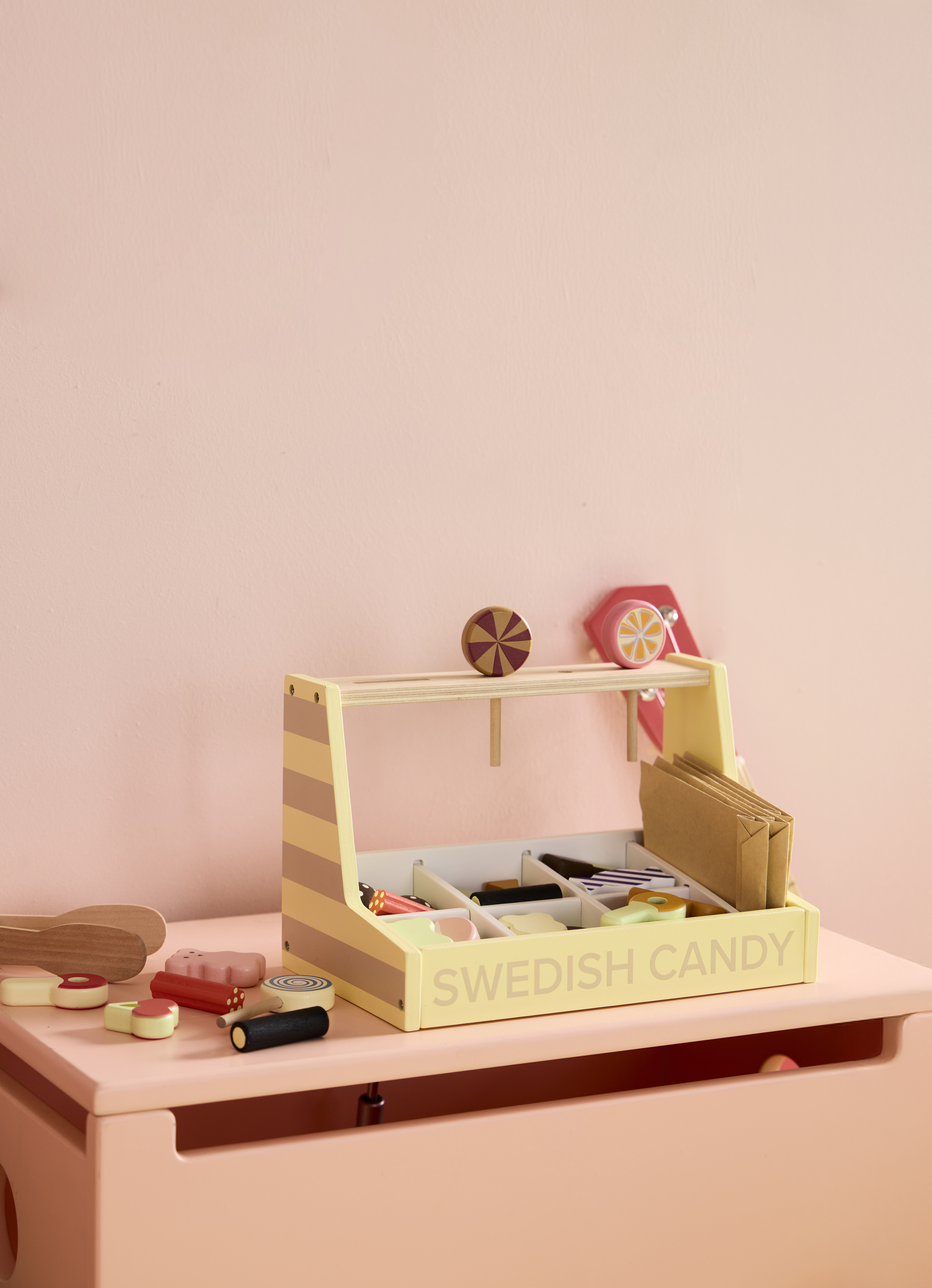 1000996 Swedish candy shop KIDS HUB E 13 AW25