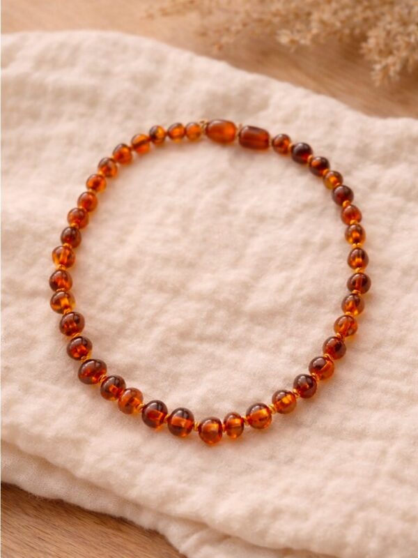 Collana di ambra su tessuto muslin