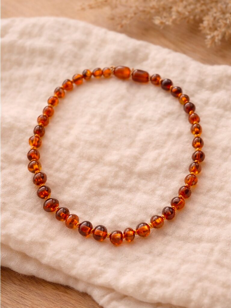 Collana di ambra su tessuto muslin