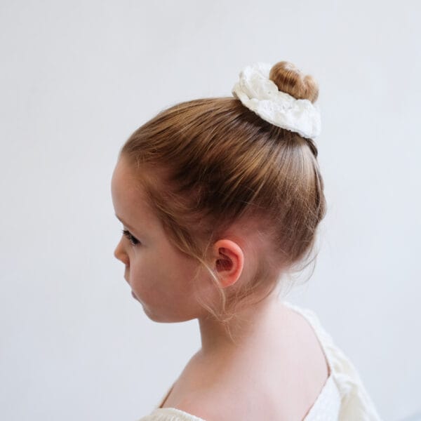 Giant broderie anglaise scrunchie - Image 4