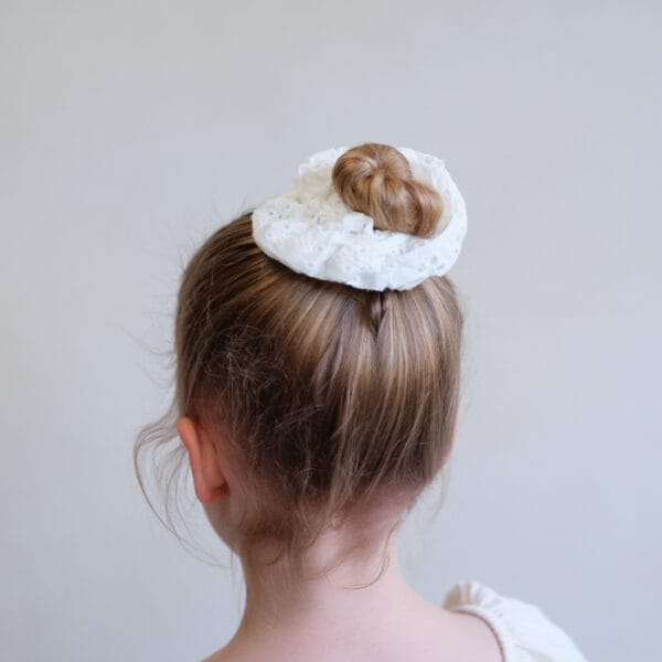 Giant broderie anglaise scrunchie - Image 3